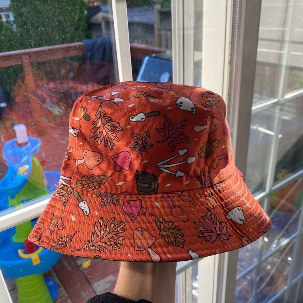🍄🍄🍄 NWOT Adult Unisex Mushroom Bucket Hat - Orange Mushroom and Leaf Pattern